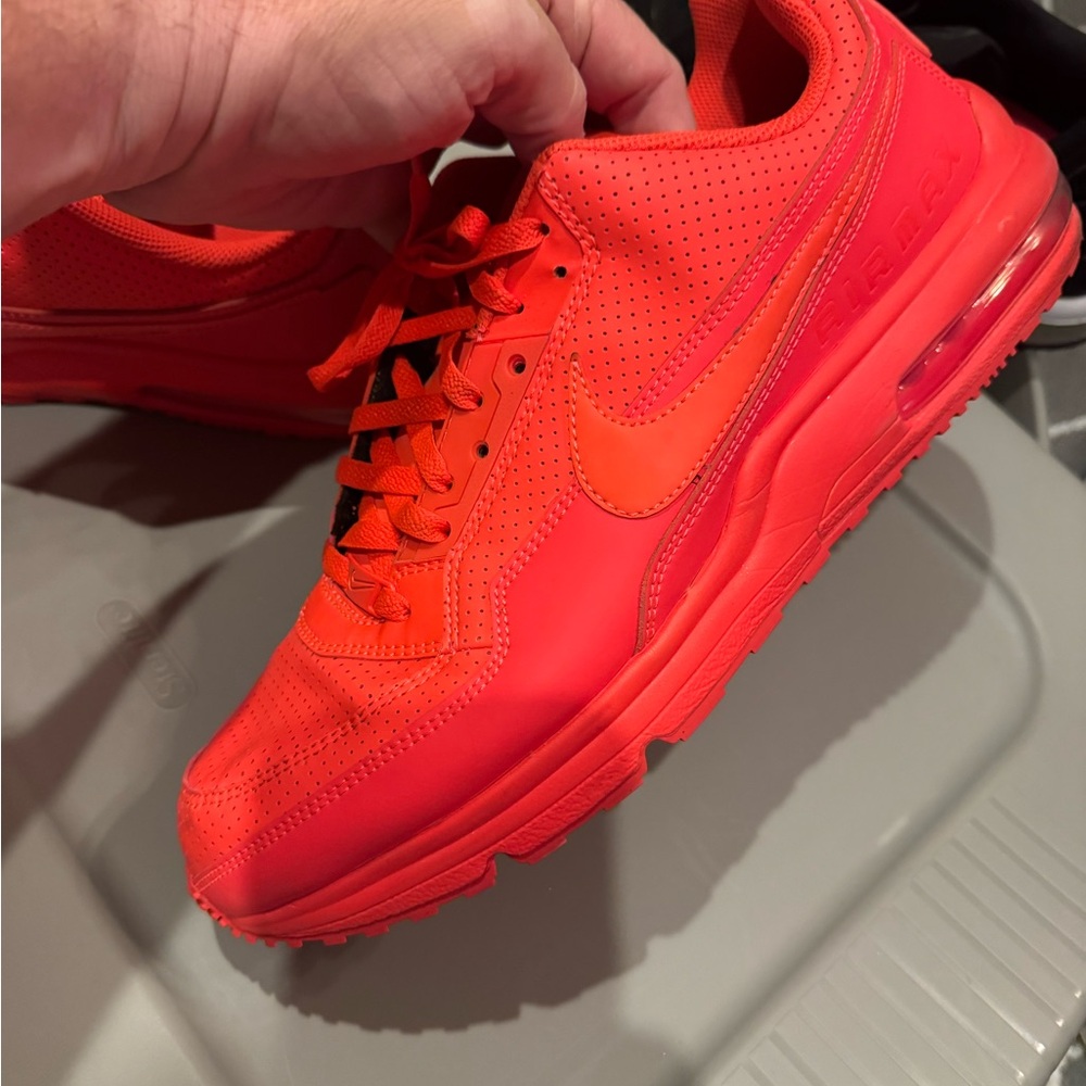 Red Athletic Shoes for Performance and Style - Picture 2 of 5
